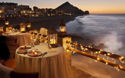 浪漫海边黄色浪漫海边餐厅高清图片