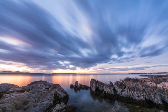 蓝色天空云朵礁石海面背景