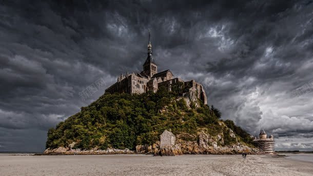 黑云天空下独立的城堡背景