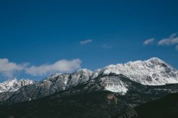 山路晨光天空白云高山蓝色天空白云高山高清图片