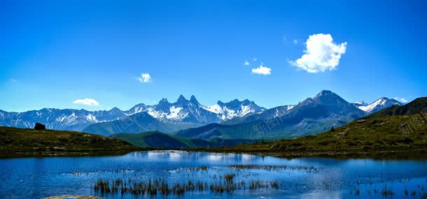 蓝天白云山峰背景背景