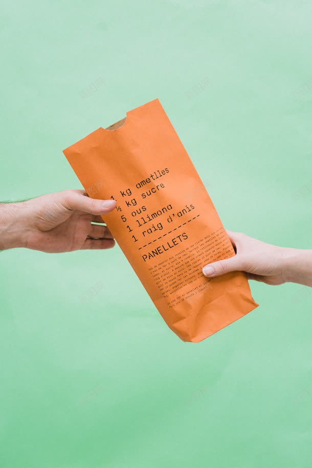 交递的橙色纸袋海报背景jpg设计背景_新图网 https://ixintu.com 橙色 海报 纸袋 背景
