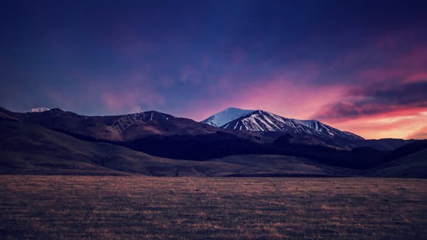 蓝天粉色云彩山峰草地背景