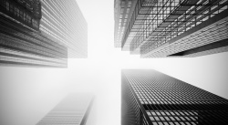 仰望透明建筑几何建筑现代城市高楼仰望商务背景高清图片