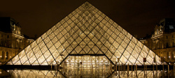 罗浮宫金字塔夜空下的罗浮宫高清图片