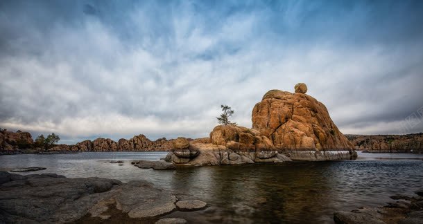 蓝天云彩海面山峰背景