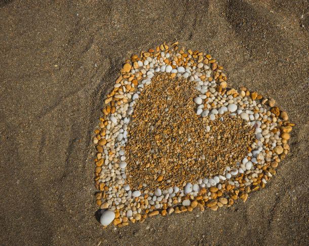 沙滩上的爱心jpg设计背景_新图网 https://ixintu.com 其它类别 图片素材 心形 情人节主题 桃心 沙滩 沙滩上的爱心图片 沙滩上的爱心图片素材下载 海滩 爱心 石头组成的桃心 背景花边 鹅卵石
