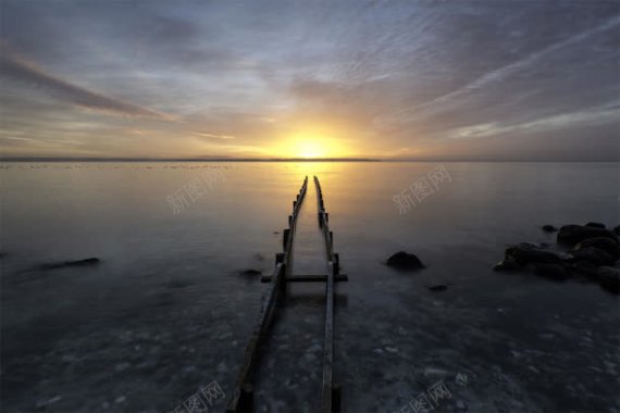 夕阳云彩平静的海面背景