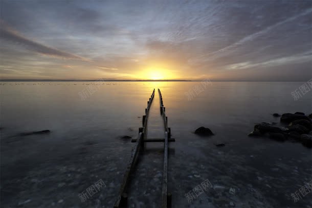 夕阳云彩平静的海面jpg设计背景_新图网 https://ixintu.com 云彩 夕阳 平静 海面