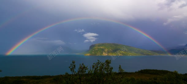 蓝天白云下的漂亮彩虹jpg设计背景_新图网 https://ixintu.com 彩虹 漂亮 白云 蓝天