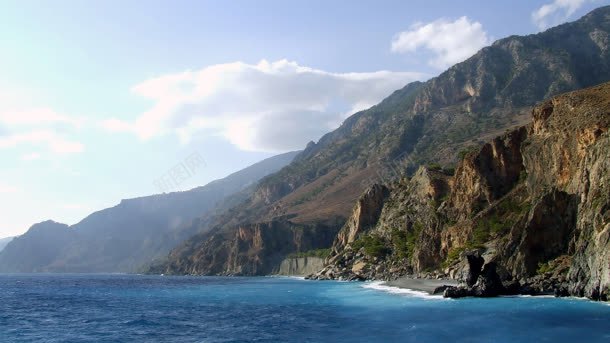 蓝天白云山峰海水草地壁纸背景