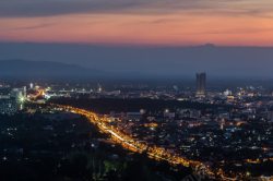 灯火通明的美丽都市夜景背景