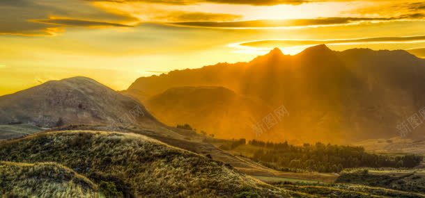 夕阳下的山峰背景