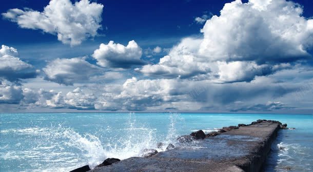 蓝天白云下的海水背景
