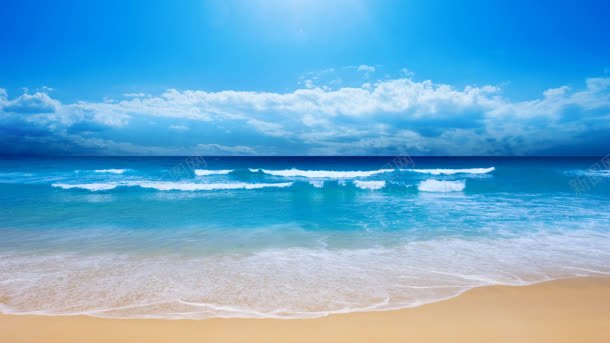 蓝色的天空与纯净的沙滩背景