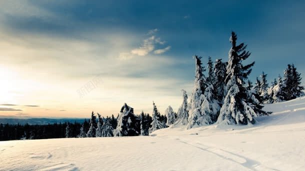 蓝天白云漂亮冬季雪景背景