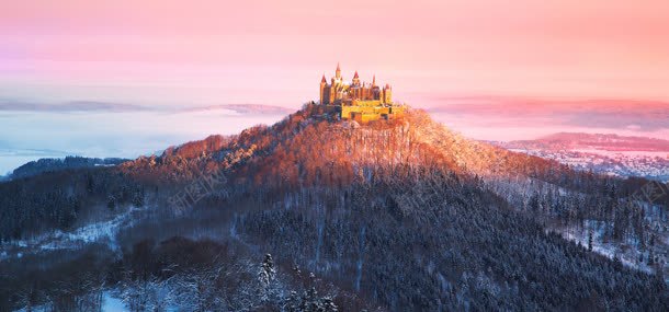 山顶上的城堡jpg设计背景_新图网 https://ixintu.com 云海 城堡 天空 山坡 建筑