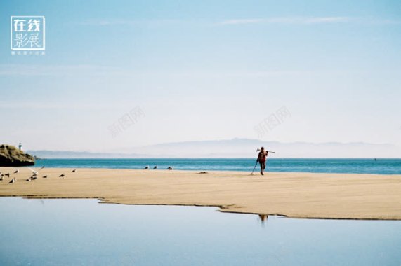 蓝天白云海水沙滩人背景