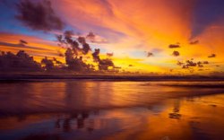 夕阳沙滩夕阳西下沙滩海浪蓝天云朵高清图片