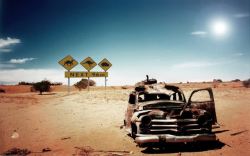 沙漠众泰汽车海报沙漠上的破旧汽车海报背景高清图片