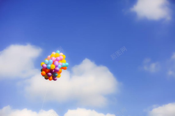 纯净蓝天白云彩色气球背景