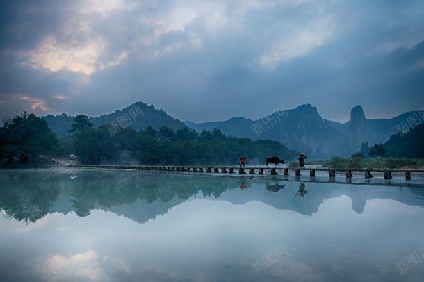 岩石照片湖面平静jpg设计背景_新图网 https://ixintu.com 岩石 平静 湖面 照片