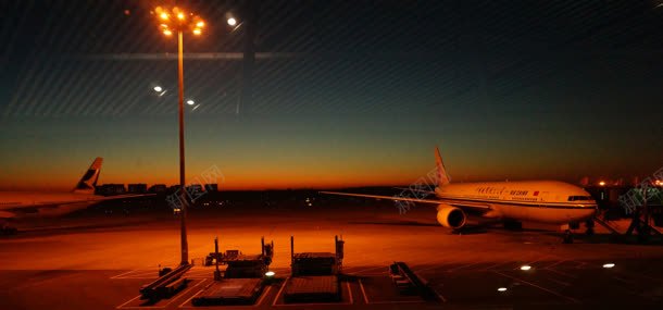 夜晚机场摄影jpg设计背景_新图网 https://ixintu.com 夜晚 夜景 机场 飞机