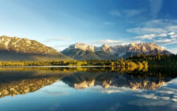 蓝天白云下的山峰绿水背景