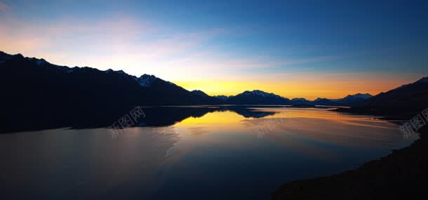 天空湖水山峰背景背景