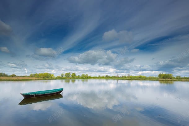 蓝天白云水面的海报背景jpg设计背景_新图网 https://ixintu.com 动漫蓝天白云图片 水面 海报 白云 背景 蓝天