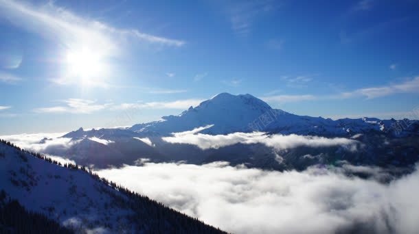 阳光照射云彩山峰背景