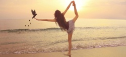 海边瑜伽摄影美女海边沙滩瑜伽背景高清图片