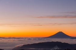日和云富士山的日出背景高清图片