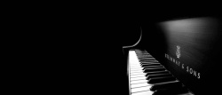 黑白灯光唯美意境钢琴背景高清图片