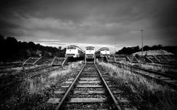 双行灰色铁质火车轨道黑灰色的火车轨道高清图片