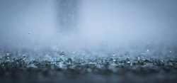 朦胧水花雨滴背景高清图片