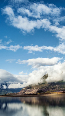 被白云环绕的大山H5背景摄影图片