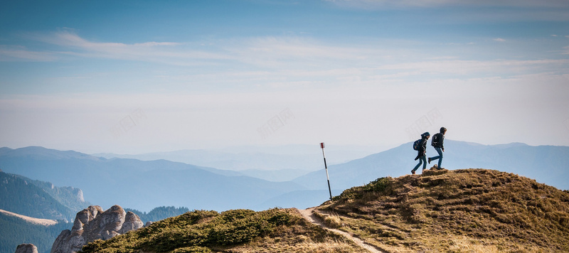 情侣登山背景图jpg_新图网 https://ixintu.com 体育 情侣 挑战 摄影 海报banner 登山 运动 风景 高山