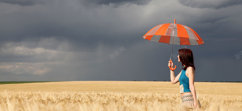风景天空美女打伞背景摄影图片