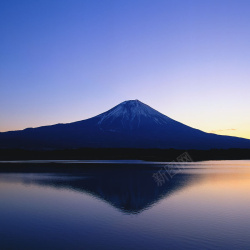 天空蔚蓝湖面山湛蓝的湖面高清图片