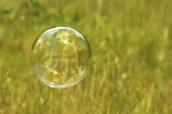 空气中的水泡草地上的泡泡特写高清图片