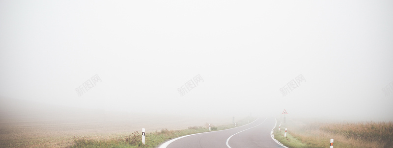 摄影雾霾的公路摄影图片