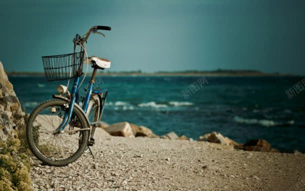 单车旅行海边沙滩背景