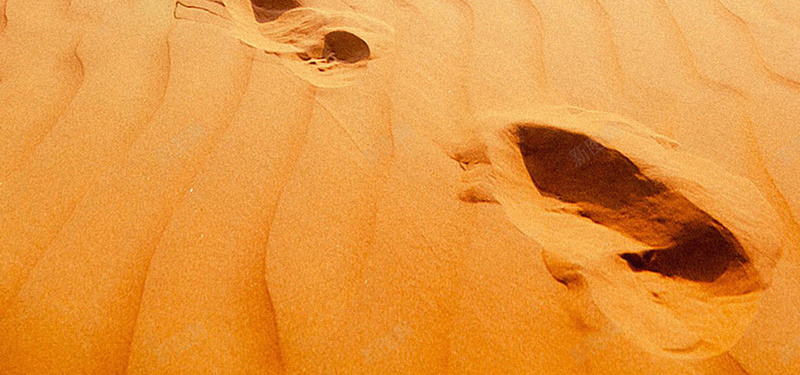 沙漠中行走的人海报背景jpg设计背景_新图网 https://ixintu.com 旅行 步伐 沙子 沙漠 沙漠俯视图 海报背景 背景 背景素材 脚印 行走 风景