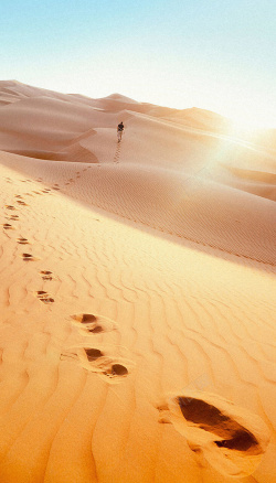 向前行走的脚印沙漠中行走的人海报背景高清图片