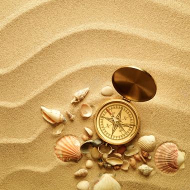 指南针与沙滩贝壳海螺背景