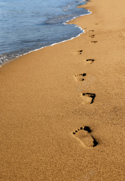 脚印沙子海边夏季海报背景高清图片