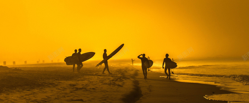 金色沙滩冲浪少年摄影图片