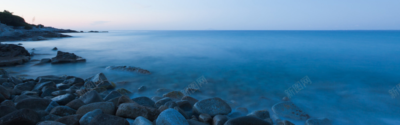 海边水面风景jpg_新图网 https://ixintu.com 天空 岩石 摄影 海报banner 海石 蓝天 蓝色海面 静海 风景