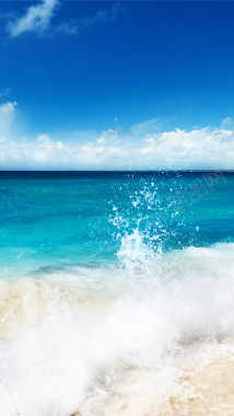 蓝色大海浪花拍打沙滩背景摄影图片
